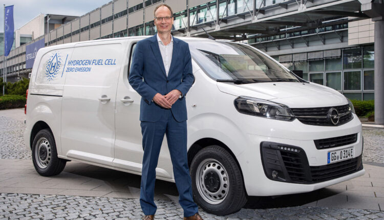 Michael Lohscheller mit dem Opel Vivaro mit Wasserstoffantrieb