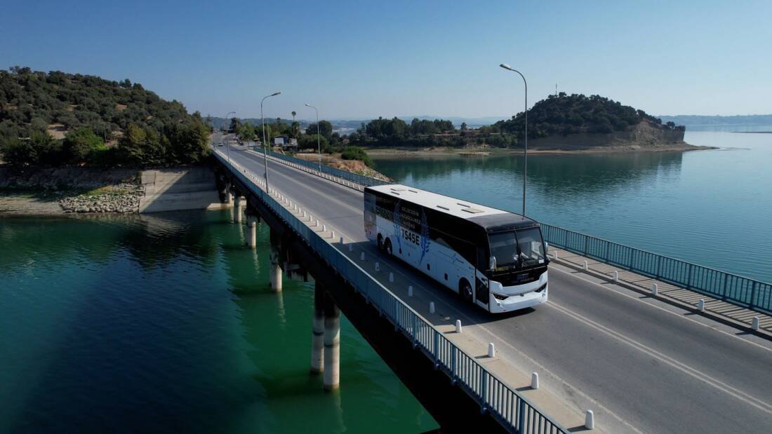 TEMSA, Adana Büyükşehir Belediyesi tarafından her yıl geleneksel olarak düzenlenen Adana Altın Koza Film Festivali’nin ulaşım sponsorluğunu üstlendi. Sürdürülebilirlik odaklı çalışmalarıyla, dünyada hızla yaygınlaşan elektrikli araçların Türkiye’de ve yurt dışında öncülüğünü yapan TEMSA tarafından organizasyon ekibine tahsis edilen MD9 ElectriCITY ve TS 45E model araçlar, sanatçıların ve gazetecilerin ulaşımları için kullanıldı. TEMSA’nın elektrikli ürün gamında yer alan en küçük araç olan MD9 ElectriCITY, TEMSA tarihinde yurt dışına ihraç edilen ilk elektrikli model olma unvanına sahip. Söz konusu araçlar bugün İsveç ve Litvanya’da aktif olarak kullanılırken, organizasyon komitesine tahsis edilen diğer bir araç olan TS 45E ise Kuzey Amerika pazarı için özel olarak geliştirildi. Silikon Vadisi’nde iki yıl süren testleri başarıyla tamamlayan aracın lansmanı geçtiğimiz aylarda ABD’de gerçekleştirilmişti. “BU DESTEK, ADANAMIZ İÇİN DUYDUĞUMUZ ORTAK SEVGİNİN BİR GÖSTERGESİ” Konuyla ilgili değerlendirmelerde bulunan TEMSA Ar-Ge ve Teknolojiden Sorumlu Genel Müdür Yardımcısı Caner Sevginer, TEMSA olarak Adana Altın Koza Film Festivali’nin destekçileri arasında yer almaktan büyük mutluluk duyduklarını ifade ederken, “Bu iş birliği aslında ülkemiz ve Adanamız için duyduğumuz ortak sevginin de bir göstergesi. Adana’da ürettiği araçlarını ve Türk teknolojisini dünyanın 70’e yakın ülkesine ihraç eden bir şirket olarak; uluslararası düzeyde kabul görmüş, bir anlamda Adana’nın küresel arenada kültür elçiliğine soyunmuş bu kıymetli organizasyona, yeni nesil araçlarımızla değer katmak istedik. Umuyoruz ki sürdürülebilir geleceğe hizmet eden elektrikli araçlarımız, bu organizasyonun amacına, Adanamızın kalkınmasına bir nebze de olsa ışık tutar” ifadelerini kullandı.