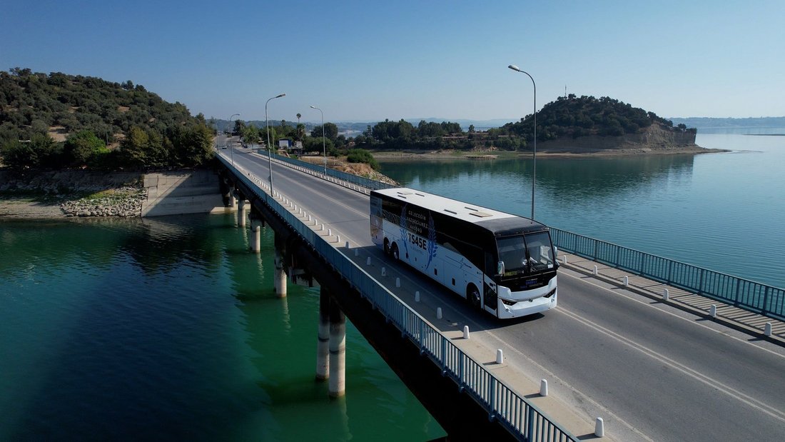 TEMSA, Adana Büyükşehir Belediyesi tarafından her yıl geleneksel olarak düzenlenen Adana Altın Koza Film Festivali’nin ulaşım sponsorluğunu üstlendi. Sürdürülebilirlik odaklı çalışmalarıyla, dünyada hızla yaygınlaşan elektrikli araçların Türkiye’de ve yurt dışında öncülüğünü yapan TEMSA tarafından organizasyon ekibine tahsis edilen MD9 ElectriCITY ve TS 45E model araçlar, sanatçıların ve gazetecilerin ulaşımları için kullanıldı. TEMSA’nın elektrikli ürün gamında yer alan en küçük araç olan MD9 ElectriCITY, TEMSA tarihinde yurt dışına ihraç edilen ilk elektrikli model olma unvanına sahip. Söz konusu araçlar bugün İsveç ve Litvanya’da aktif olarak kullanılırken, organizasyon komitesine tahsis edilen diğer bir araç olan TS 45E ise Kuzey Amerika pazarı için özel olarak geliştirildi. Silikon Vadisi’nde iki yıl süren testleri başarıyla tamamlayan aracın lansmanı geçtiğimiz aylarda ABD’de gerçekleştirilmişti. “BU DESTEK, ADANAMIZ İÇİN DUYDUĞUMUZ ORTAK SEVGİNİN BİR GÖSTERGESİ” Konuyla ilgili değerlendirmelerde bulunan TEMSA Ar-Ge ve Teknolojiden Sorumlu Genel Müdür Yardımcısı Caner Sevginer, TEMSA olarak Adana Altın Koza Film Festivali’nin destekçileri arasında yer almaktan büyük mutluluk duyduklarını ifade ederken, “Bu iş birliği aslında ülkemiz ve Adanamız için duyduğumuz ortak sevginin de bir göstergesi. Adana’da ürettiği araçlarını ve Türk teknolojisini dünyanın 70’e yakın ülkesine ihraç eden bir şirket olarak; uluslararası düzeyde kabul görmüş, bir anlamda Adana’nın küresel arenada kültür elçiliğine soyunmuş bu kıymetli organizasyona, yeni nesil araçlarımızla değer katmak istedik. Umuyoruz ki sürdürülebilir geleceğe hizmet eden elektrikli araçlarımız, bu organizasyonun amacına, Adanamızın kalkınmasına bir nebze de olsa ışık tutar” ifadelerini kullandı.