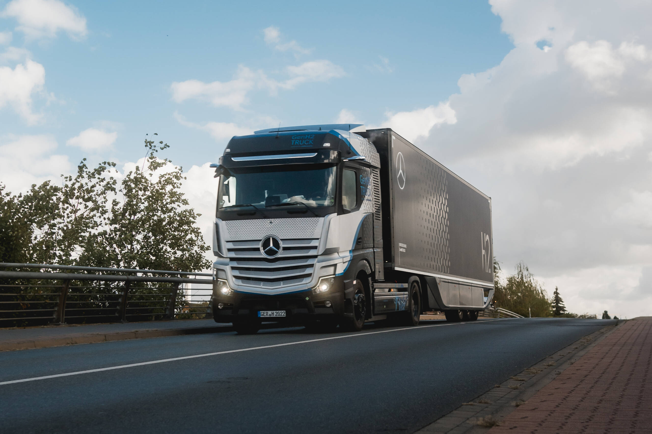 Daimler Truck demonstrates practicality of hydrogen trucks at the IAA Transportation 2022