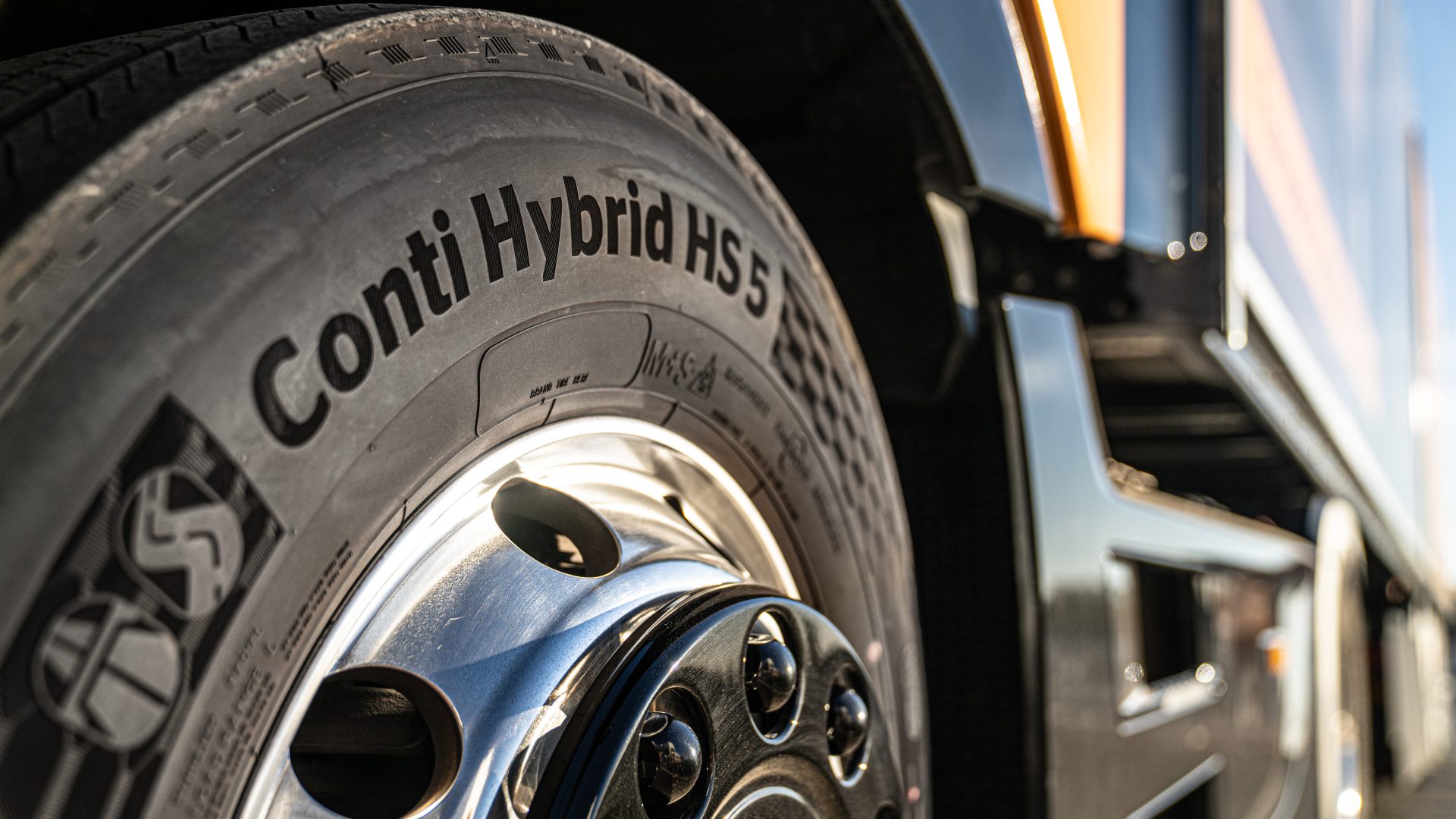 Continental launches new tire ranges for trucks and vans, with an eye on e-mobility