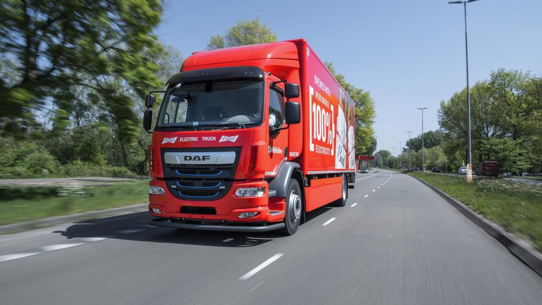 On the other hand, the LF Electric is more suitable for lighter distribution tasks, thanks to its compact dimensions. The LF Electric is available as a 19-ton rigid (wheelbase 5.30 or 5.85 metres) with a payload allowance of 11,700 kilograms. The zero-emission truck has a 260 kW (370 kW peak capacity) electric motor that is powered by a 282 kWh (252 kWh effective) cobalt and magnesium-free lithium iron phosphate (LFP) battery. This gives the LF Electric a range of up to 280 kilometres, which is more than enough to serve the daily routes typically used for inner-city distribution. Charging capacity Using slow charging (400V AC, 22 kW, 3 phases) the battery can be charged from 20% to 80% in 6.5 hours. A full recharge (0% tot 100%) takes 12 hours. Fast charging (650V DC, 150 kW) is also possible. The battery can then be charged from 20% to 80% in only 60 minutes or in 2 hours when recharging fully from zero.