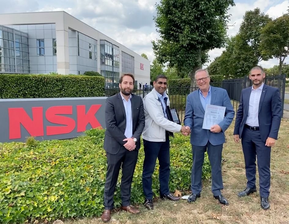 NSK Avrupa, prestijli Toyota Motor Europe (TME) ödüllerinde çifte birincilik kutluyor: Kabul Sertifikası (Tedarik kategorisi) ve Üstün Performans Ödülü (Kalite kategorisi). TME, genellikle, ödüllerini Belçika,Brüksel'deki görkemli Yıllık İş Toplantılarında, yüzlerce endüstri liderinin seyirciliğinde sunar. Fakat, pandemi hala endişe kaynağı olduğundan şirket bunun yerine sanal bir canlı tören düzenledi.