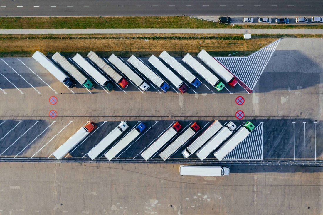 A study team led by Prof. Dr. Wolfgang Stölzle of Logistics Advisory Experts, Prof. Dr.-Ing. Thorsten Schmidt of the Technical University of Dresden and Prof. Dr. Christian Kille of the Institute for Applied Logistics at the University of Applied Sciences Würzburg-Schweinfurt has investigated how personnel shortages affect the logistics industry and how they can be solved. As a consortium partner, Krone actively participated in this groundbreaking project and contributed its expertise to the various aspects of the study.