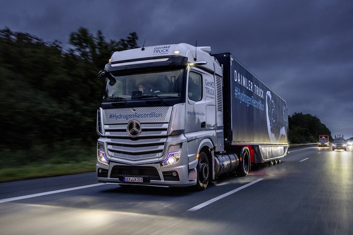 Daimler Truck demonstriert erfolgreich Entwicklungsziel von 1000+ km Reichweite mit Wasserstoff-Lkw // Daimler Truck successfully demonstrates development objective of 1000+ km range with hydrogen truck
