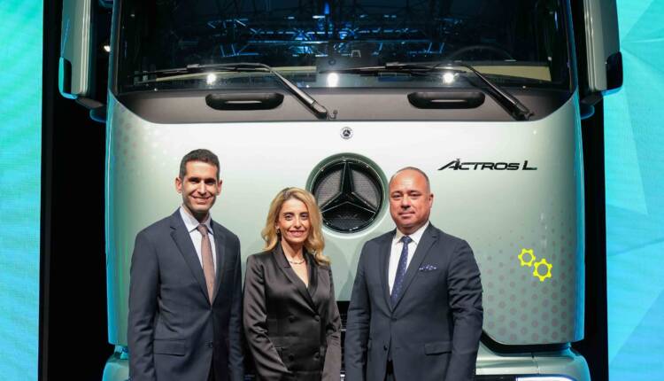 Mercedes-Benz Türk Kamyon ve Pazarlama Satış Direktörü Alper Kurt (sağ başta)