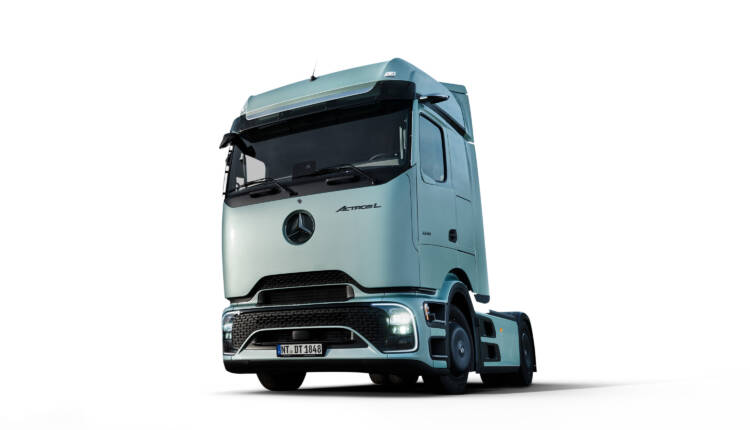 Noch mehr Effizienz auf der Straße: Der neue Actros L von Mercedes-Benz Trucks mit futuristischer ProCabin, noch besserer Aerodynamik und innovativen Assistenzsystemen

Even more efficiency on the road: The new Actros L from Mercedes-Benz Trucks with its