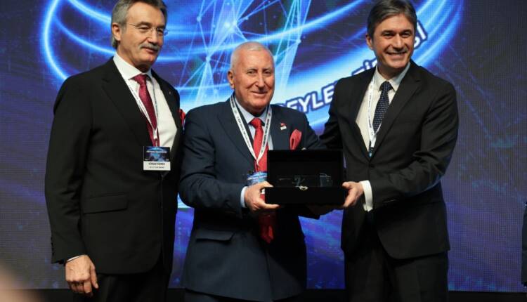 TÜRK TREYLER SEKTÖRÜNÜN YENİ HEDEFİ DÜNYA ÜÇÜNCÜLÜĞÜ SEKTÖRÜN EN BÜYÜK BULUŞMASI ‘AĞIR VASITA, TREYLER ZİRVESİ’ BAŞLADI TREDER BAŞKANI YALÇIN ŞENTÜRK: “CUMHURİYETİMİZİN 100. YILINDA 60 BİN ADETLİK ÜRETİMLE REKOR KIRDIK”